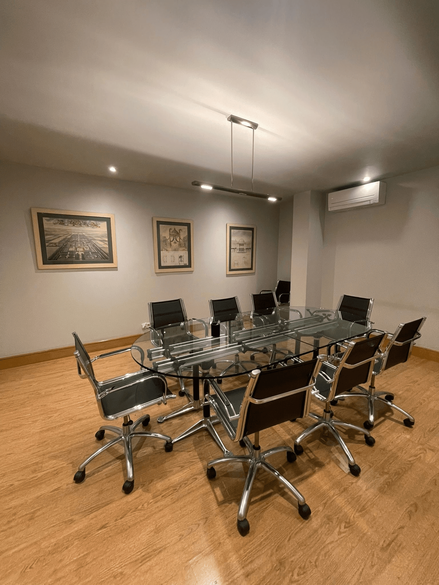 Sala de reuniones de Notaría Martínez Campos 41 - Espacio de trabajo profesional